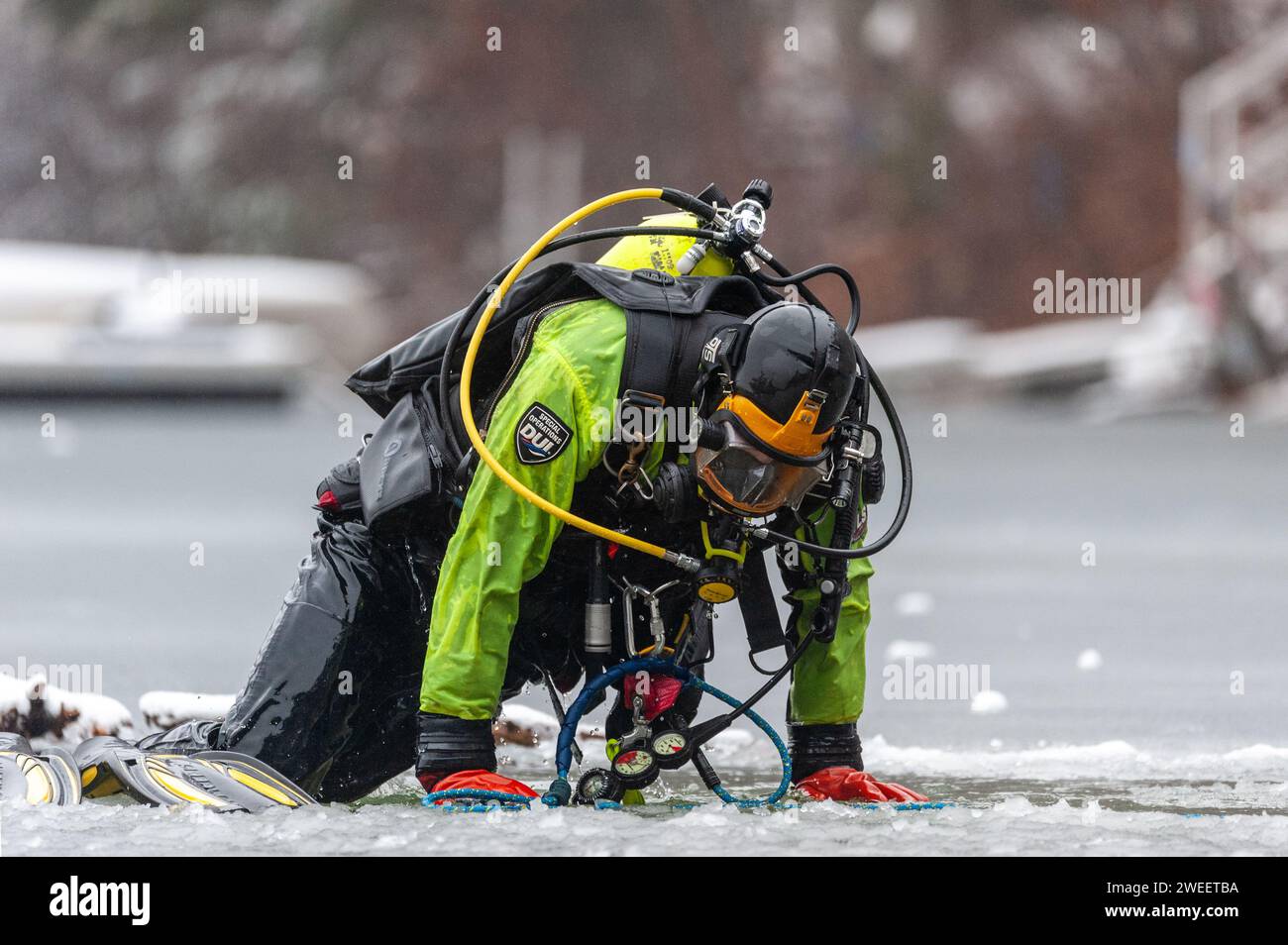 Fire and Police with Massachusetts District 14 Dive Team, conducting