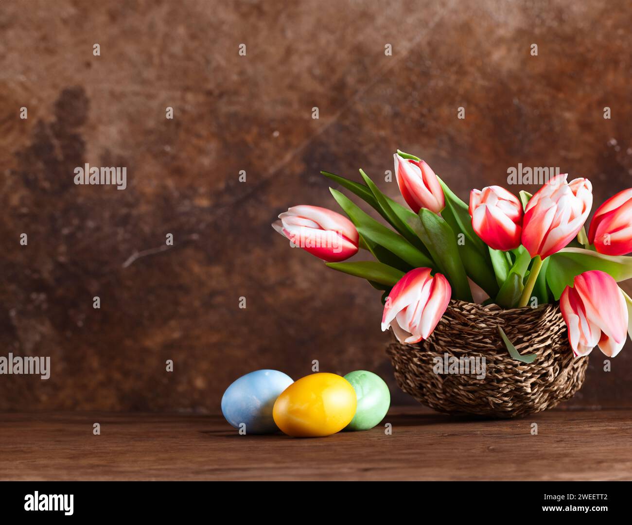 Easter composition with flowers and Easter eggs Stock Photo - Alamy