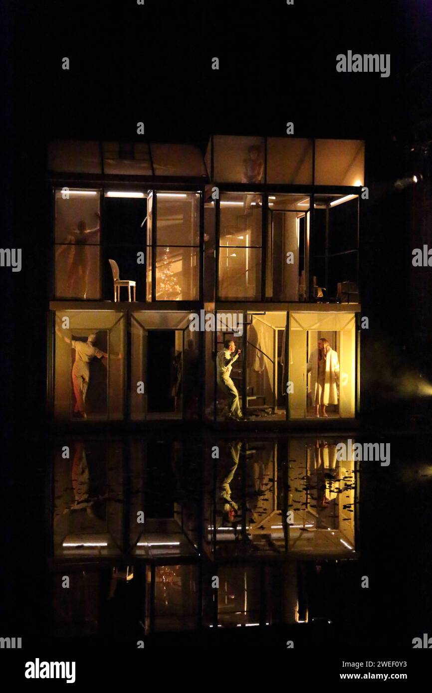 Ensemble während der Fotoprobe für das Stück Nora oder Wie man das ...