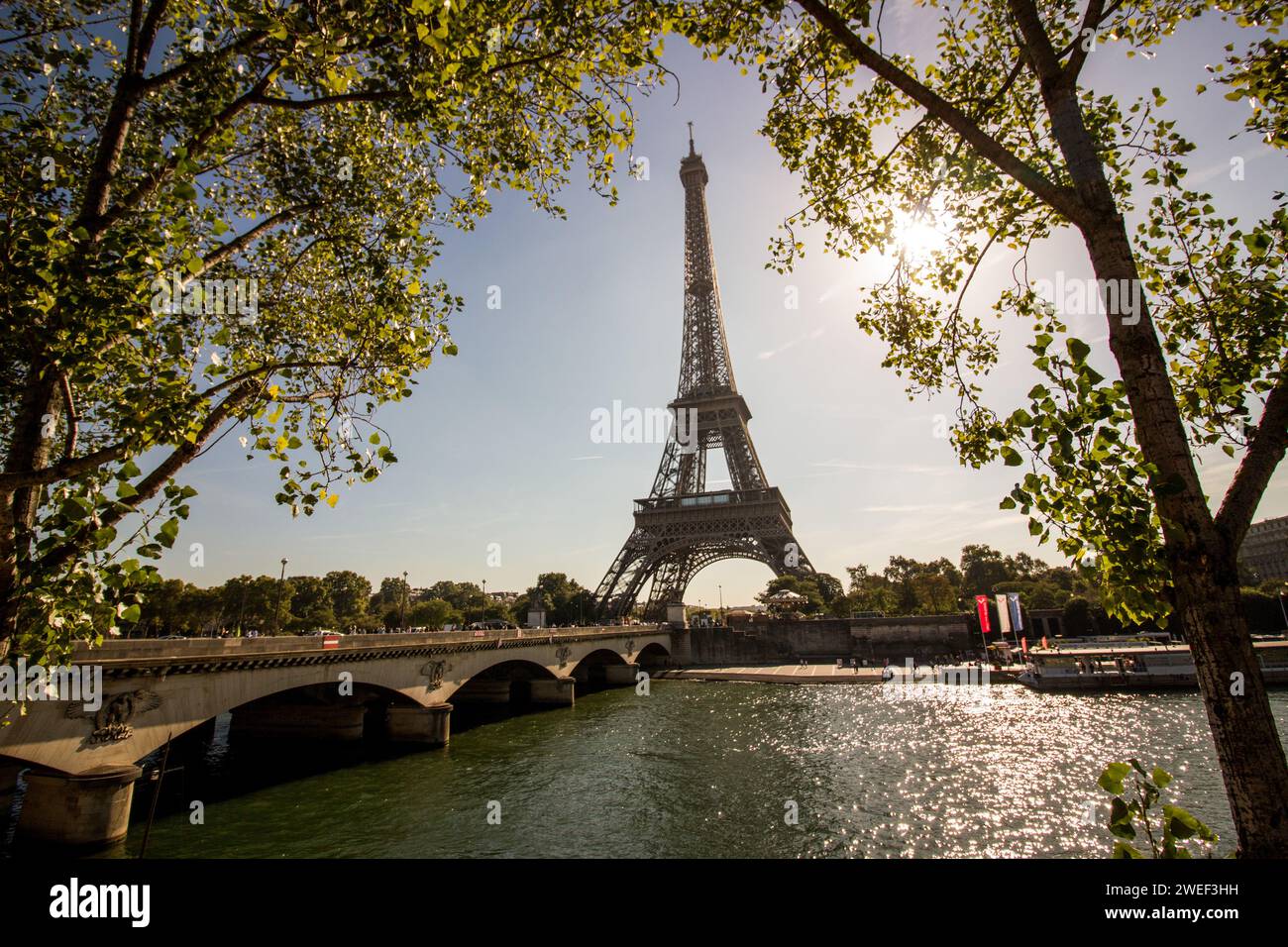 France, Paris on 2016-10-03. Daily life and tourism in Paris on the Trocadero near the Eiffel Tower. Photograph by Martin Bertrand. France, Paris le 2 Stock Photo