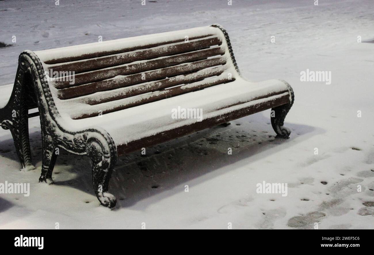 Alley benches in snowy city hi-res stock photography and images - Alamy