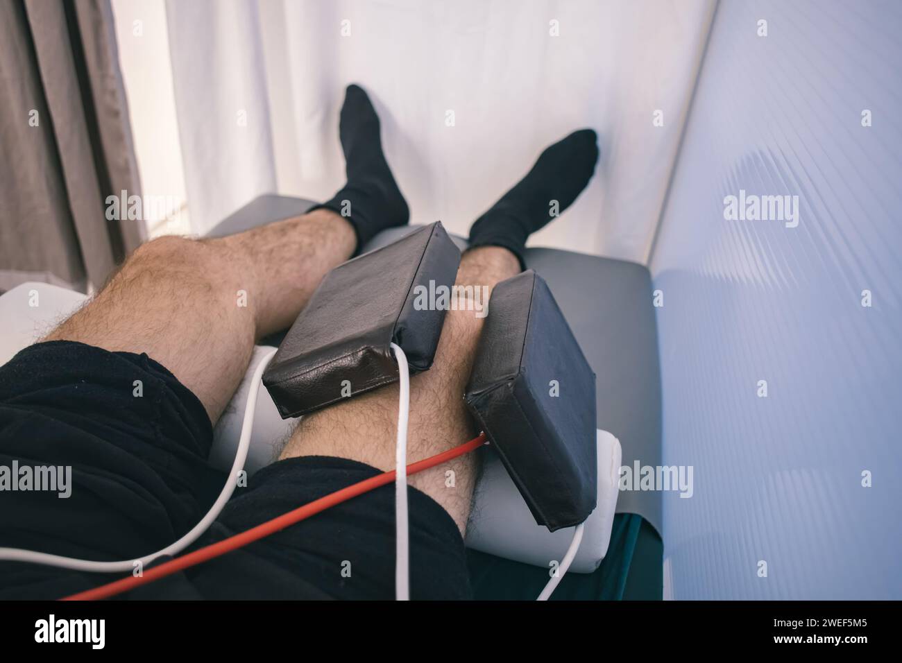electromagnetic chiropractic therapy of knees Stock Photo