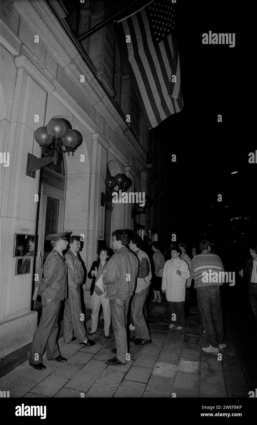 DDR, Berlin, 02.10.1990, Feier zur Wiedervereinigung am Abend des 2. Oktober, Bürger mit Kerzen vor der amerikanischen Botschaft, Rolf Zoellner Vortag Wiedervereinigung *** GDR, Berlin, 02 10 1990, Celebration of reunification on the evening of October 2, citizens with candles in front of the American embassy, Rolf Zoellner on the eve of reunification Stock Photo