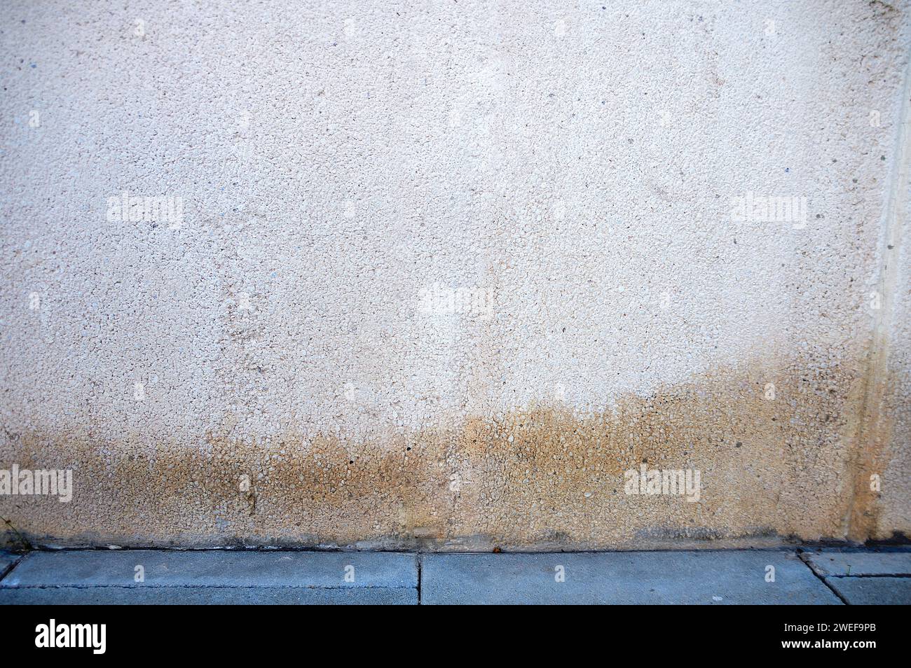 Rain water leaks on the wall causing damage at exterior Stock Photo - Alamy