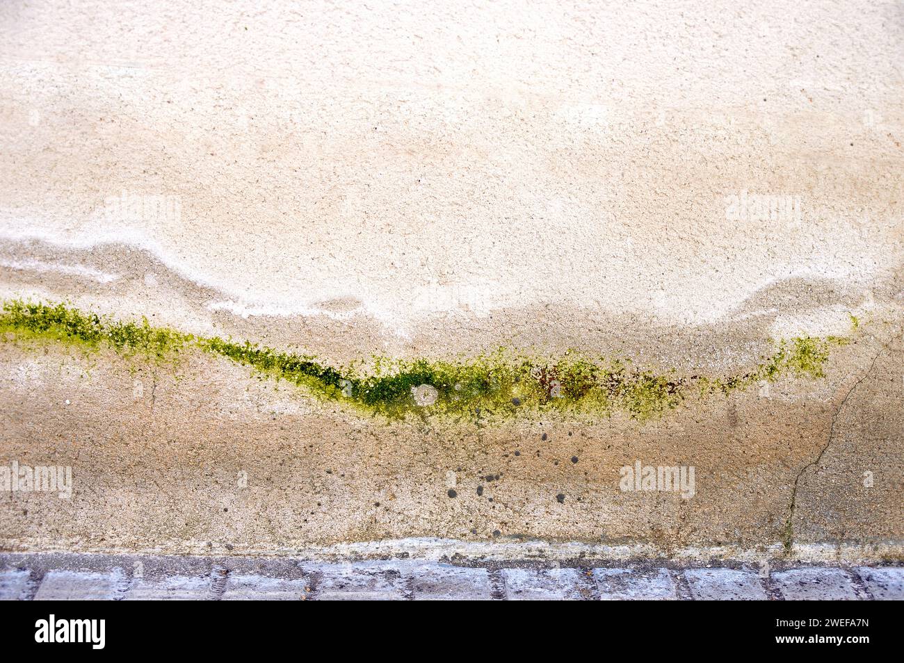Rain water leaks on the wall causing damage at exterior Stock Photo - Alamy