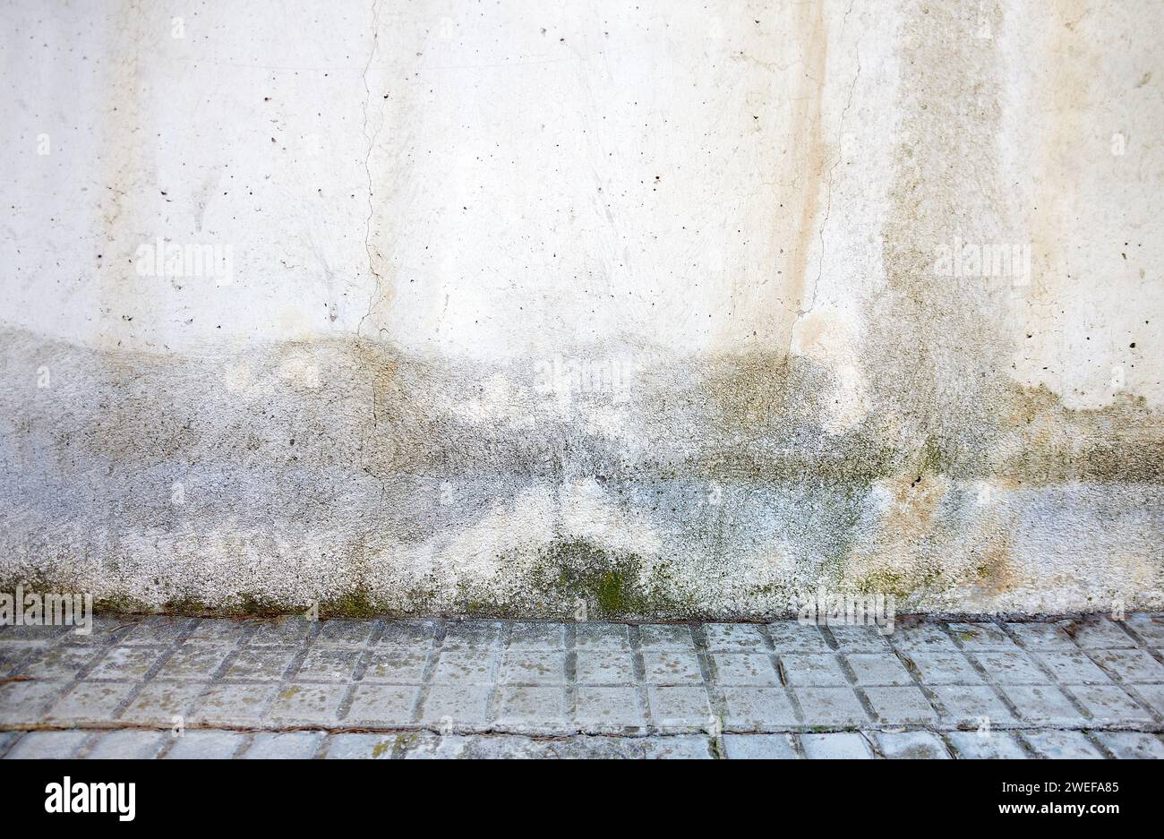 Rain water leaks on the wall causing damage at exterior Stock Photo - Alamy