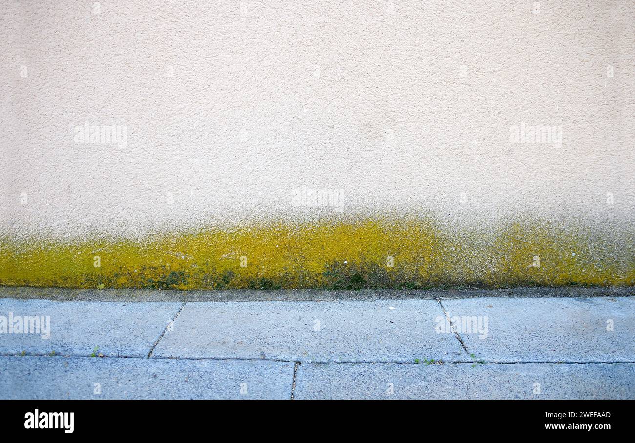Rain water leaks on the wall causing damage at exterior Stock Photo - Alamy
