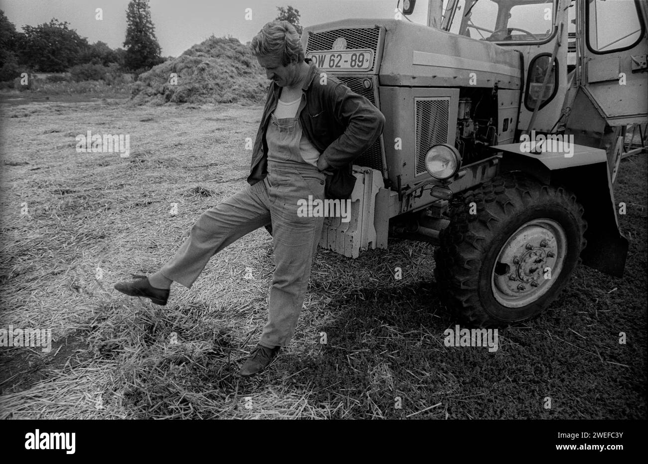 DDR, 16.08.1990, abgewickelter Bauer und sein Traktor, Rolf Zoellner Wende *** GDR, 16 08 1990, unwound farmer and his tractor, Rolf Zoellner Wende Stock Photo