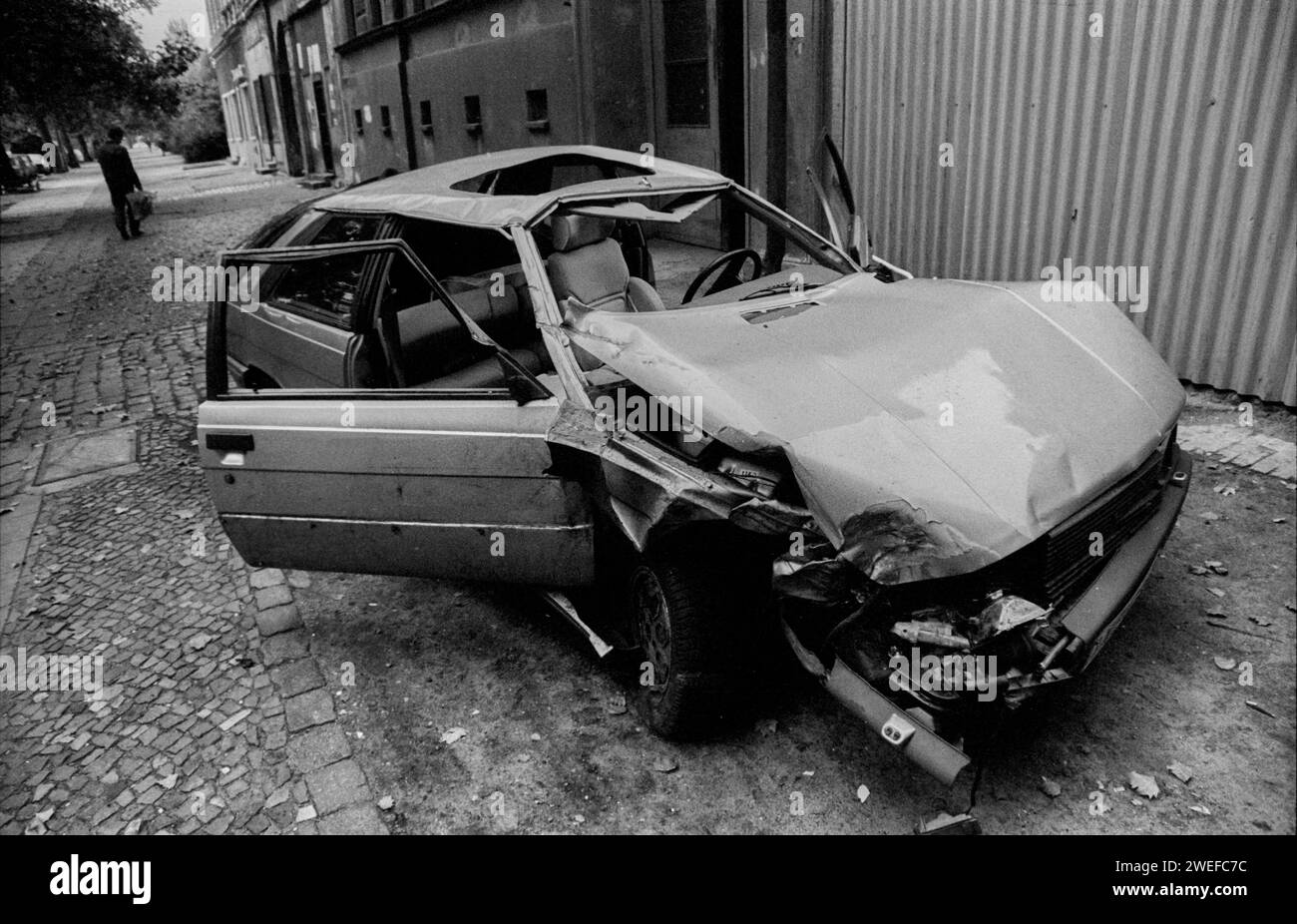 DDR, Berlin, 16.09.1990, Autowrack irgendwo in der Stadt, Rolf Zoellner PKW Wrack *** GDR, Berlin, 16 09 1990, Car wreck somewhere in the city, Rolf Zoellner car wreck Stock Photo