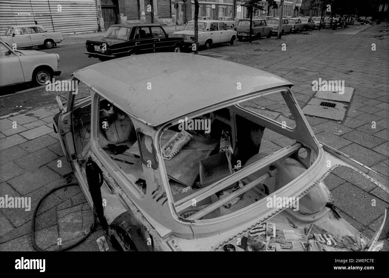 DDR, Berlin, 18.09.1990, Autowrack in der Kastanienallee, Trabi , Rolf Zoellner PKW Wrack *** GDR, Berlin, 18 09 1990, Car wreck in the Kastanienallee, Trabi , Rolf Zoellner car wreck Stock Photo