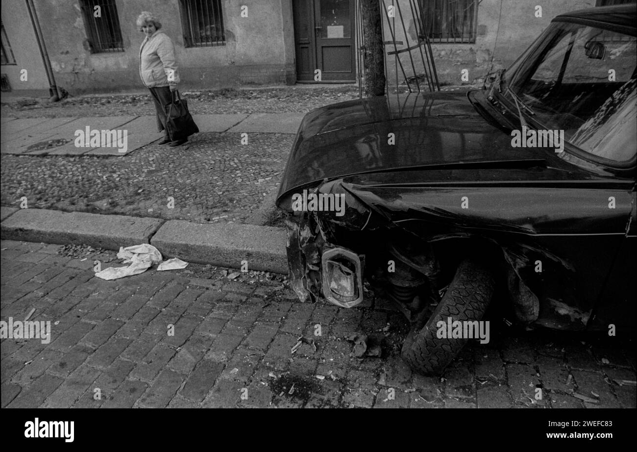 DDR, Berlin, 16.09.1990, Autowrack irgendwo in der Stadt, Rolf Zoellner PKW Wrack *** GDR, Berlin, 16 09 1990, Car wreck somewhere in the city, Rolf Zoellner car wreck Stock Photo