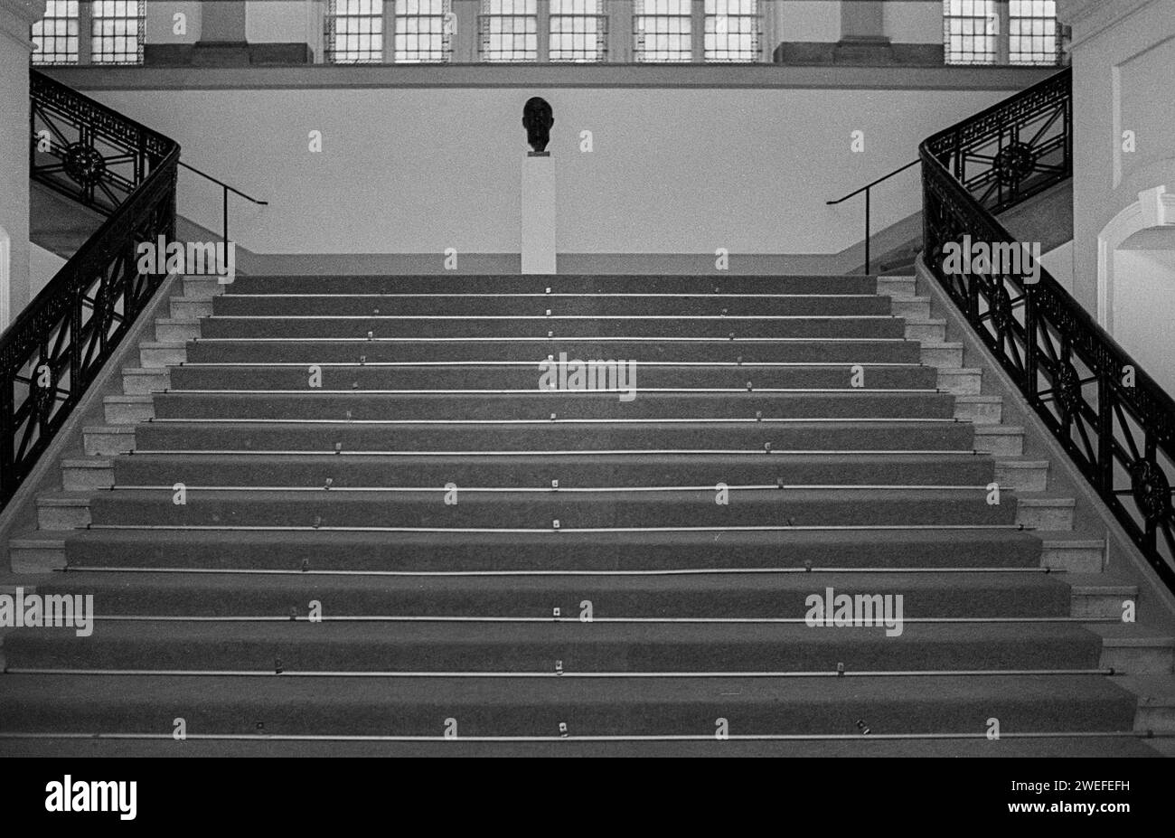 DDR, Berlin, 22.08.1990, Akademie der Künste der DDR in der Luisenstraße, Treppe, Rolf Zoellner Akademie der Künste der DDR *** GDR, Berlin, 22 08 1990, Academy of Arts of the GDR in Luisenstraße, staircase, Rolf Zoellner Academy of Arts of the GDR Stock Photo