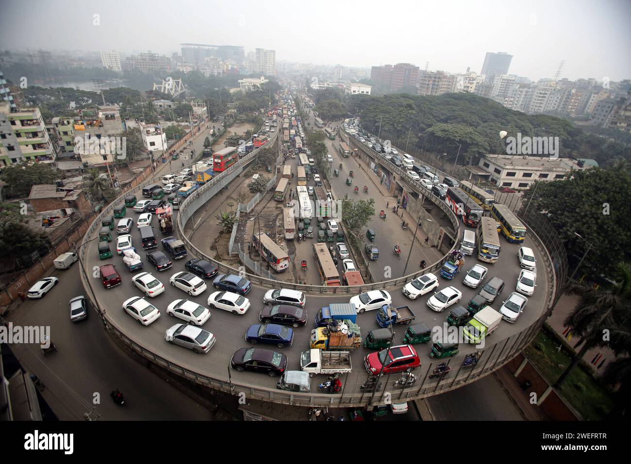 Zu Fuß fast schneller Dauerzustand: Stau in Dhaka Traffic jam on a ...