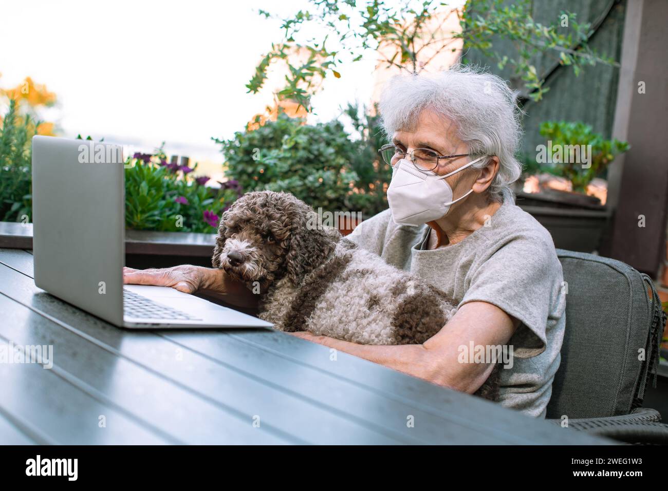 Old woman wearing face mask hi-res stock photography and images - Alamy