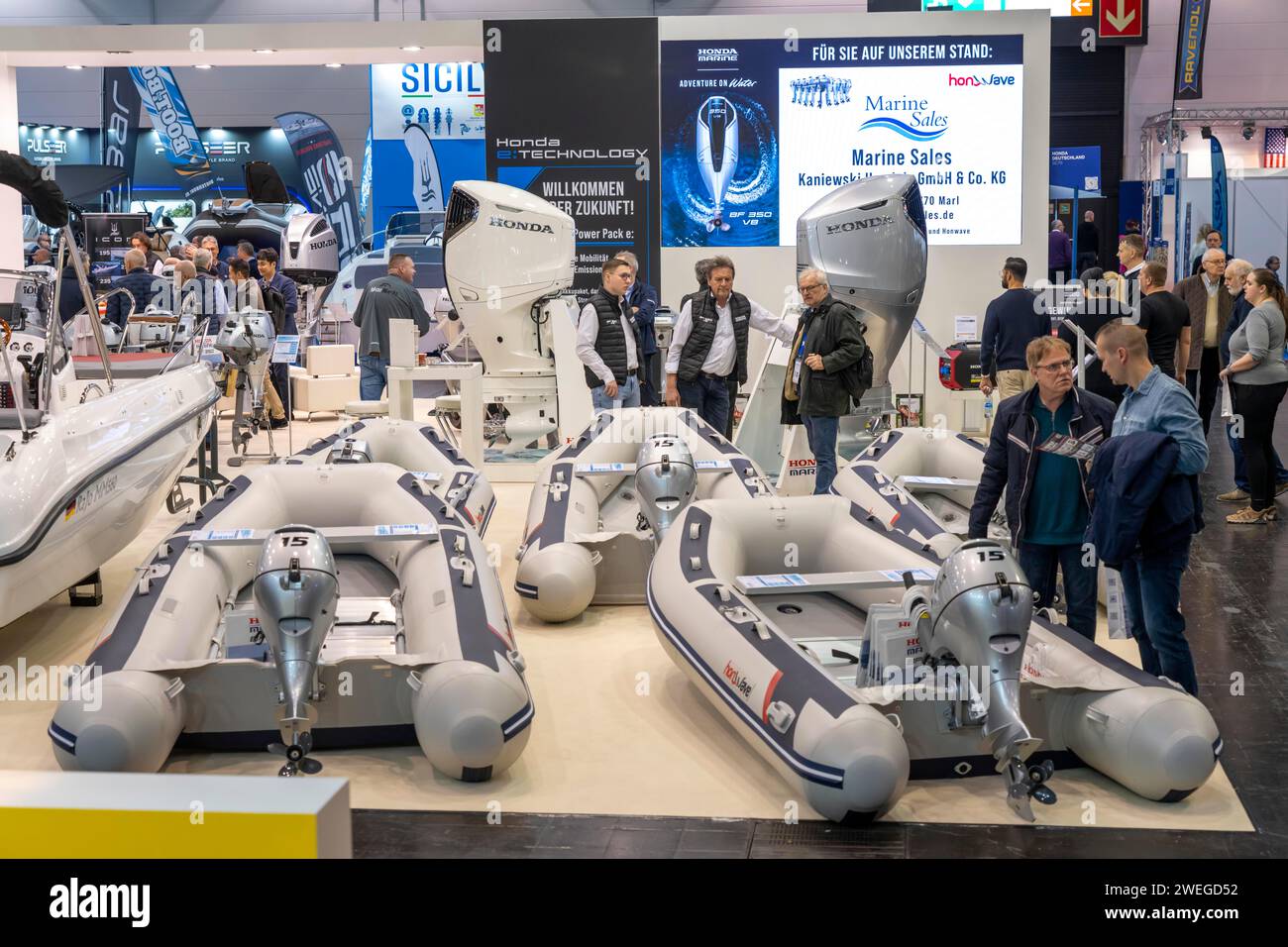 Small motorboats, inflatable boats, boat drives, outboard motors, at