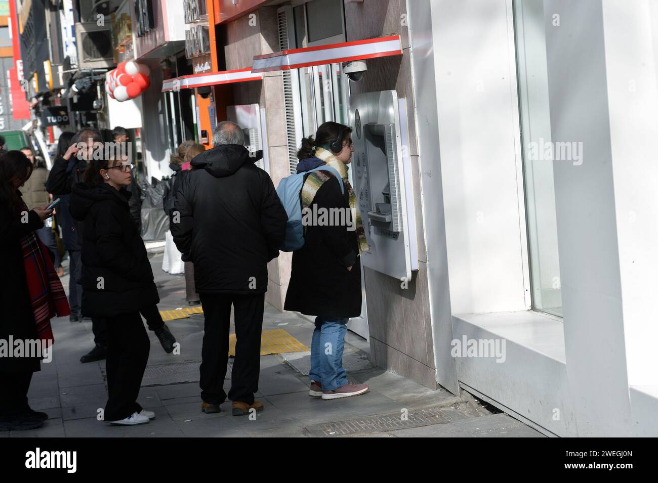 Ankara T Rkiye 25th Jan 2024 People Line Up To Withdraw Money From   Ankara Trkiye 25th Jan 2024 People Line Up To Withdraw Money From Atms In Ankara Trkiye On Jan 25 2024 The Turkish Central Bank On Thursday Raised Its Key Interest Rate By 250 Basis Points To 45 Percent In Line With Market Expectations Credit Mustafa Kayaxinhuaalamy Live News 2WEGJ0N 