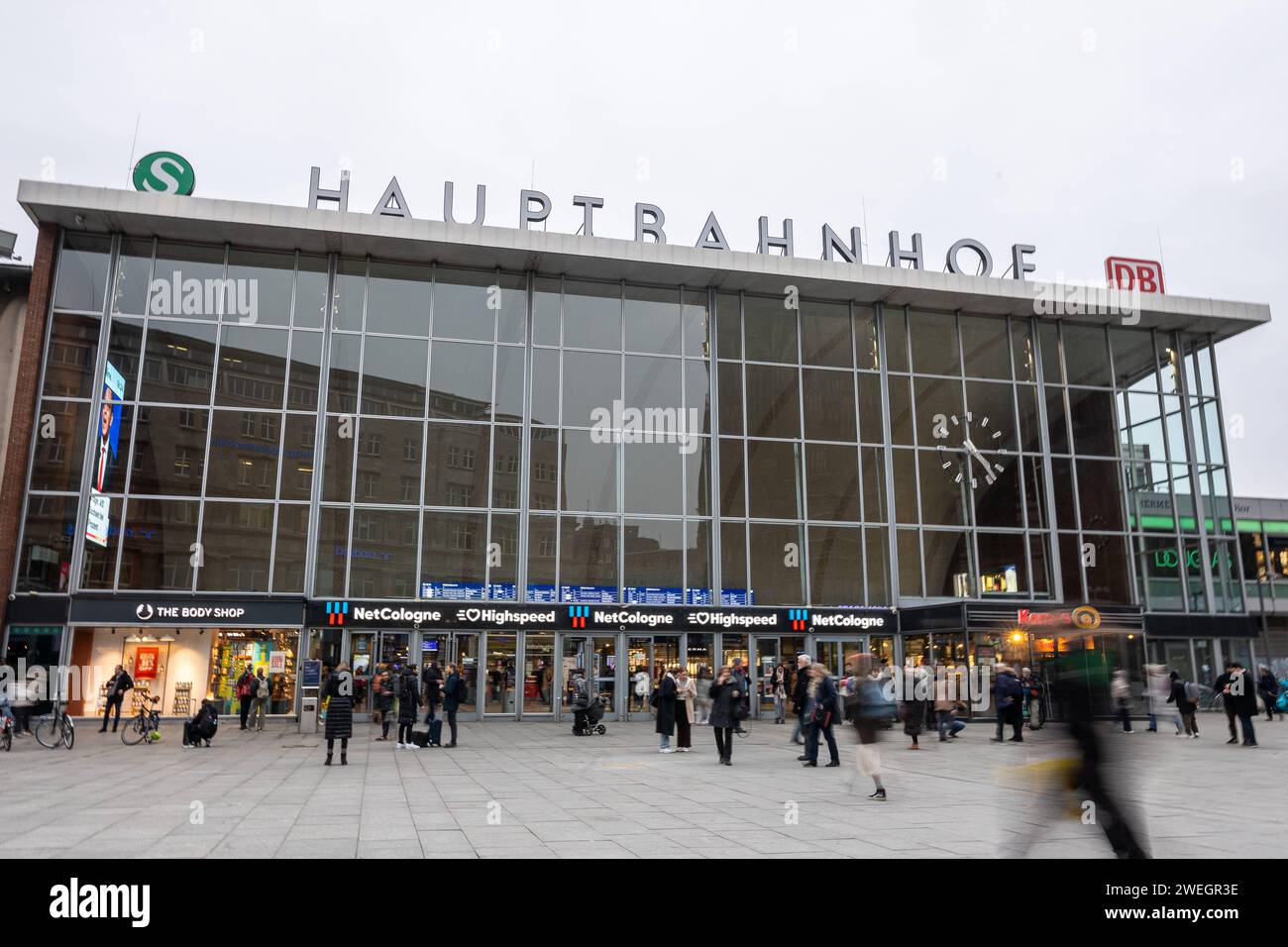 Fassade des Hauptbahnhofs. Haupteingang des Kölner Hauptbahnhof Hbf. am