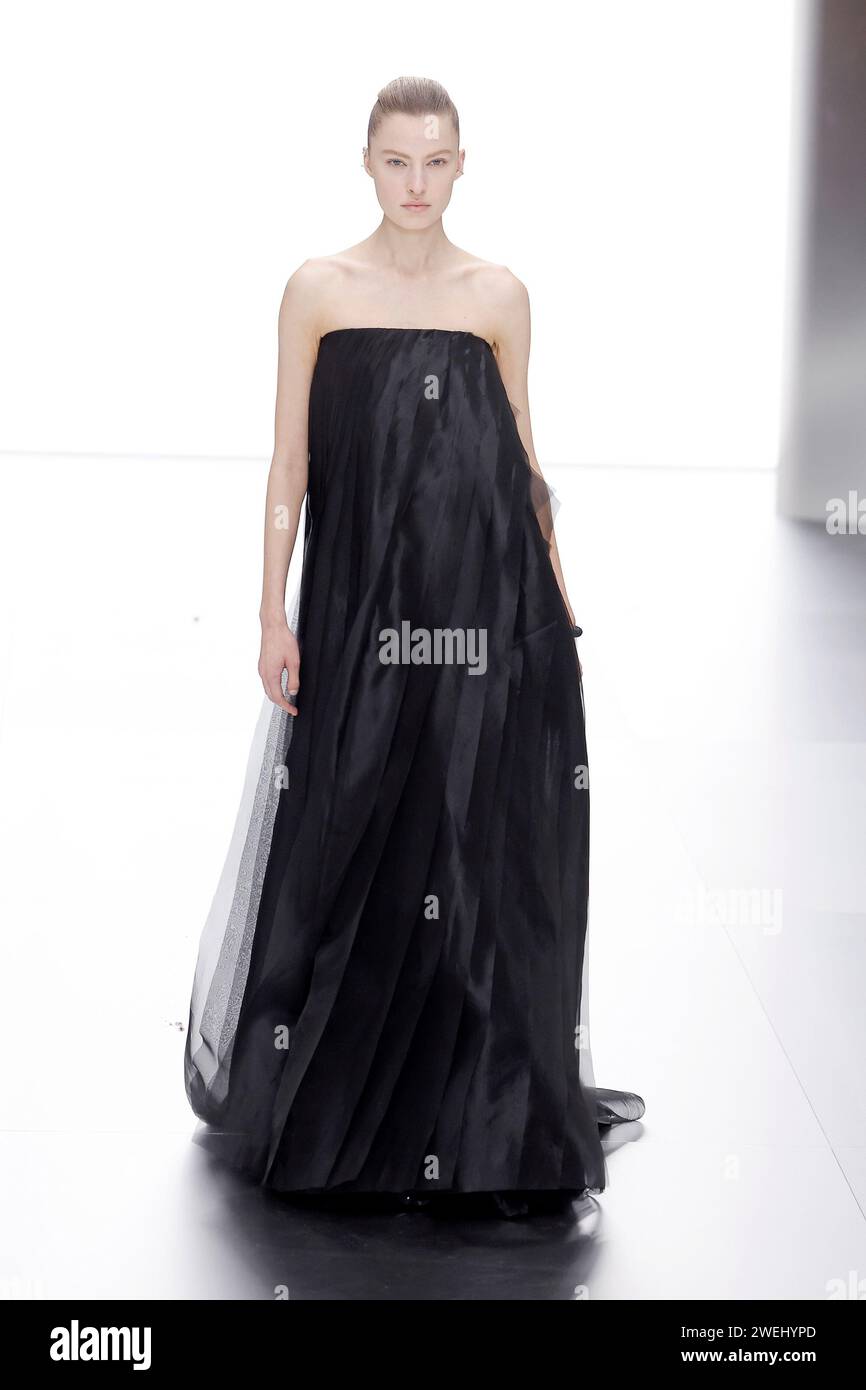 240125 Paris Jan 25 2024 Xinhua A Model Presents A 240125 Paris Jan 25 2024 Xinhua A Model Presents A