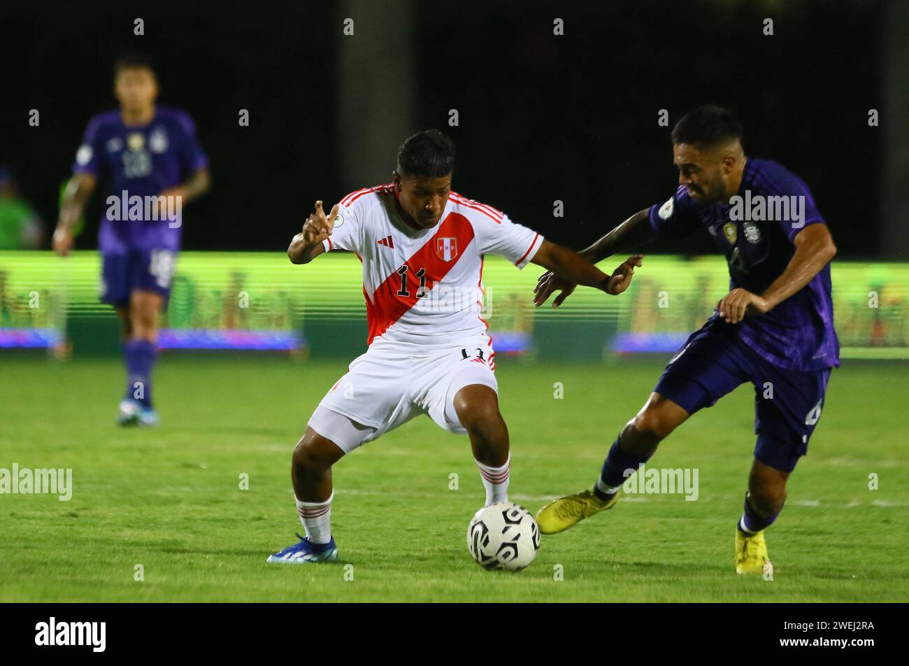 Valencia, Carabobo, Venezuela. 24th Jan, 2024. January 24, 2024. Roberto Garcia (R) Arg and Vasquez Soto (L) Peru in the match between the national teams of Argentina and Peru, in the U-23 pre-olympic soccer tournament in the Misael Dlgado stadiu, in city of Valencia, Venezuela. Photo: Juan Carlos Hernandez (Credit Image: © Juan Carlos Hernandez/ZUMA Press Wire) EDITORIAL USAGE ONLY! Not for Commercial USAGE! Stock Photo