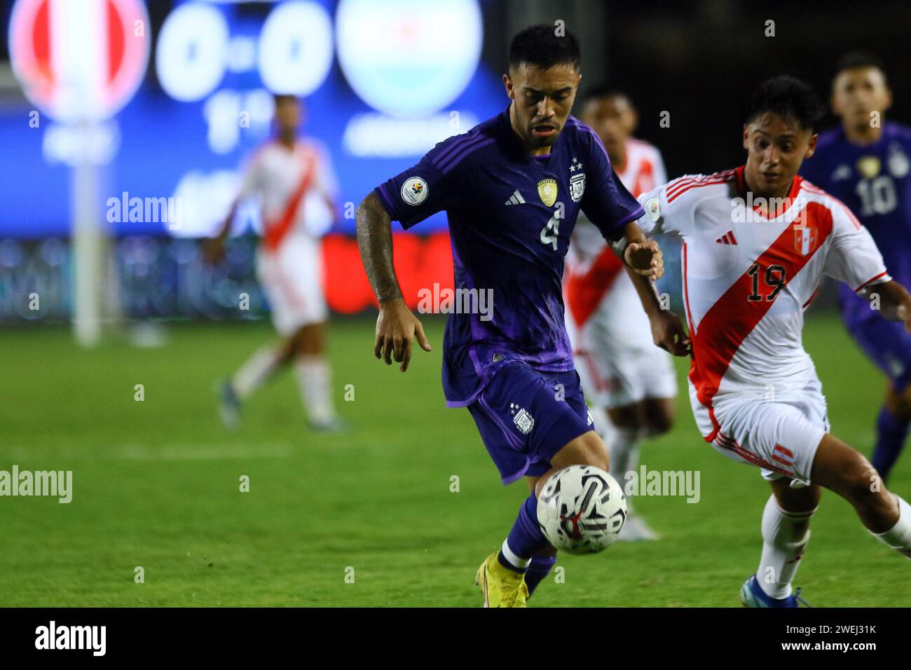 Valencia, Carabobo, Venezuela. 24th Jan, 2024. January 24, 2024. Roberto Garcia (L) Arg and Guillermo Larios (R) Peru, in the match between the national teams of Argentina and Peru, in the U-23 pre-olympic soccer tournament in the Misael Dlgado stadiu, in city of Valencia, Venezuela. Photo: Juan Carlos Hernandez (Credit Image: © Juan Carlos Hernandez/ZUMA Press Wire) EDITORIAL USAGE ONLY! Not for Commercial USAGE! Stock Photo