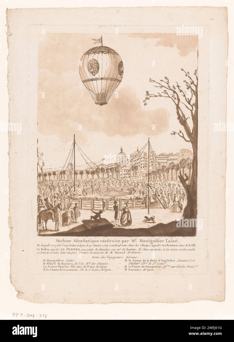 Luchtballon, the Flezel, Van Joseph-Michael Montgolfier the elder Buiten Lyon, in gold after 1784 print On January 19, 1784, Joseph Montgolfier, on the banks of the Rhône, joined a balloon, together with the physicist Pilâtre de Rozier. The hot air balloon floats above a specially furnished site with spectators, outside the city of Lyon. In the evening Montgolier will be honored in the Lyon opera.  paper etching balloon (aviation). historical persons Lyon Stock Photo