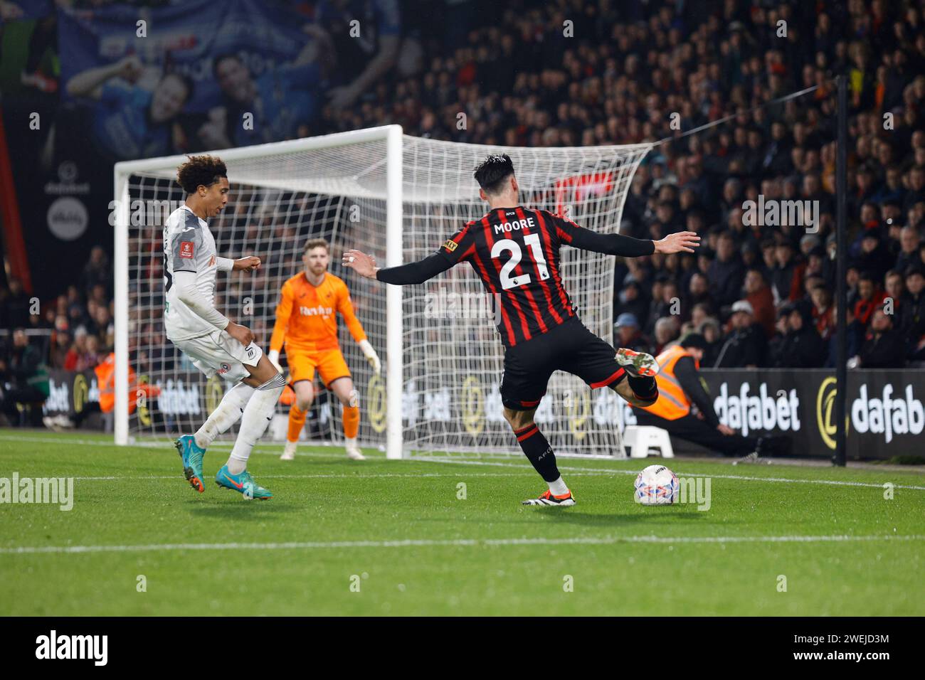 Vitality Stadium, Boscombe, Dorset, UK. 25th Jan, 2024. FA Cup Fourth Round Football, AFC Bournemouth versus Swansea; Kieffer Moore of Bournemouth shoots at goal Credit: Action Plus Sports/Alamy Live News Stock Photo
