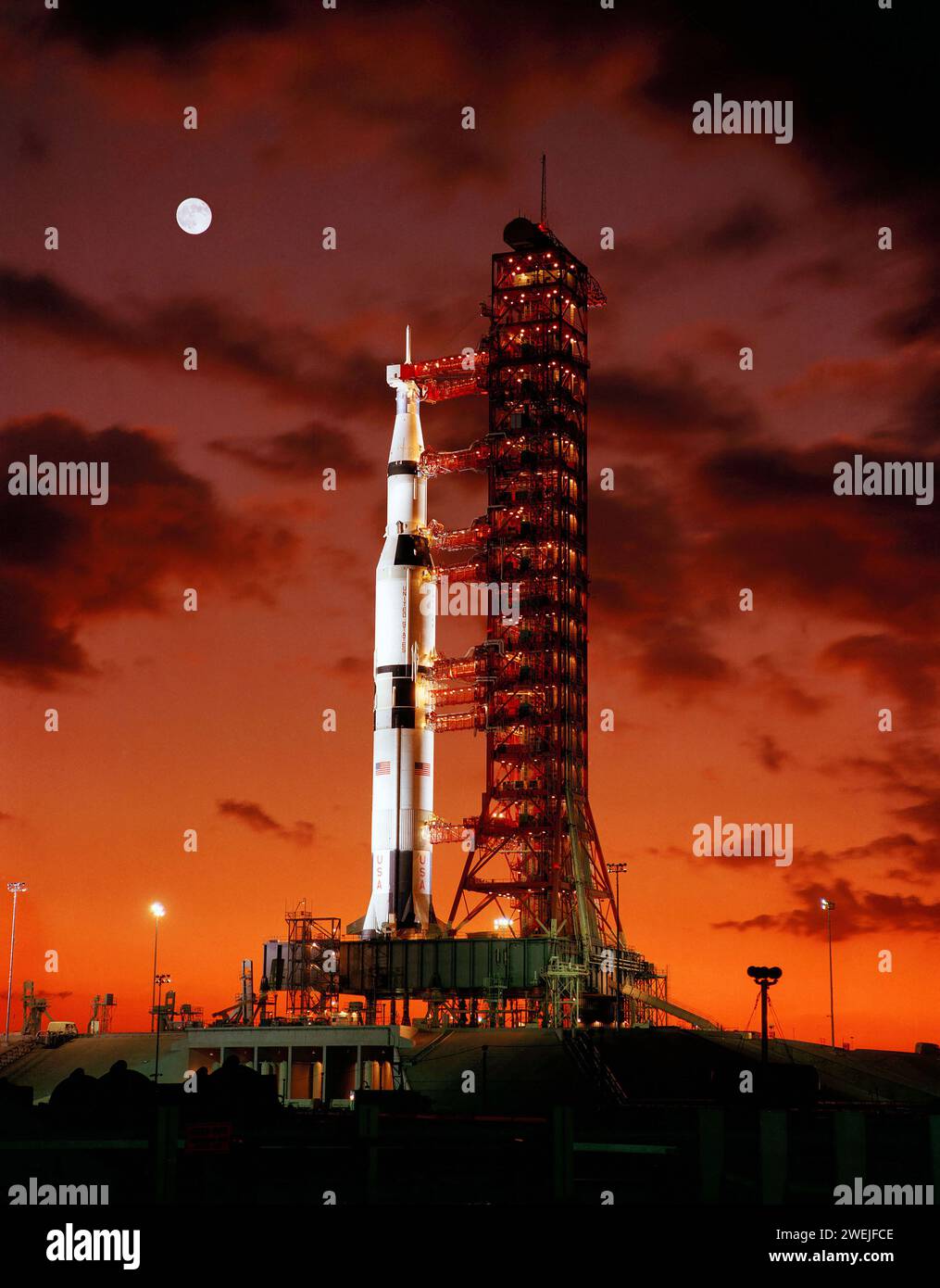 Early morning view of Apollo 4 (Spacecraft 017/Saturn 501) unmanned, earth-orbital space mission ready for launch, with full moon, Pad A, Launch Complex 39, Kennedy Space Center, Merritt Island, Florida, USA, NASA, November 9, 1967 Stock Photo
