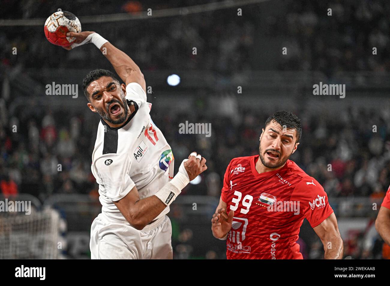 (240126) CAIRO, Jan. 26, 2024 (Xinhua) Oussama Hosni (L) of