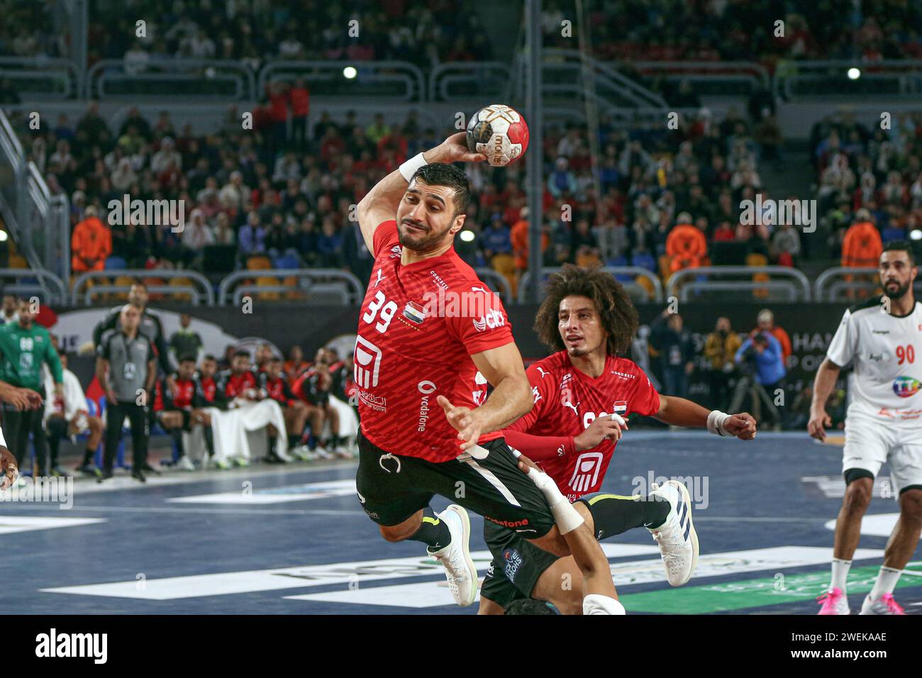 (240126) CAIRO, Jan. 26, 2024 (Xinhua) Yehia ElDeraa (front) of