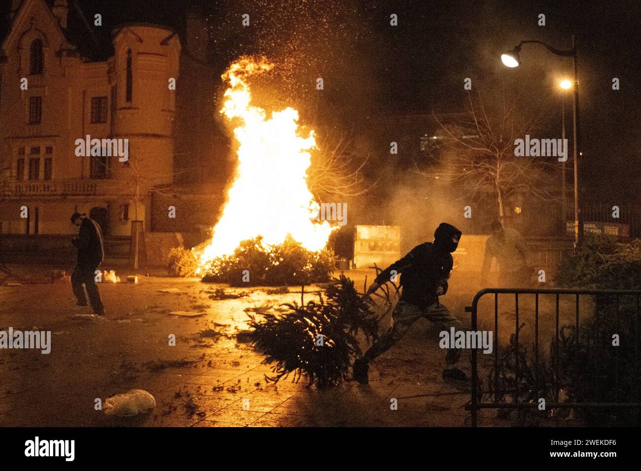 © PHOTOPQR/OUEST FRANCE/Thomas Brégardis/Ouest-France ; Rennes ; 25/01/2024 ; Un appel à manifester à Rennes ce jeudi soir contre la loi immigration avait été lancé à l'initiative d'étudiants se revendiquant « antifascistes » ??de l'université Rennes 2. Entre 400 et 500 manifestants ont défilés derrière une banderole où l'on pouvait lire « Loi raciste, riposte antifasciste » Sur le passage du cortège feu de poubelles, vitrines cassées etc… Place Hoche, des sapins de Noël déposés dans des lieux de collecte ont étés incendiés Thomas Brégardis/Ouest-France Rennes; 01/25/2024; A call to Stock Photo