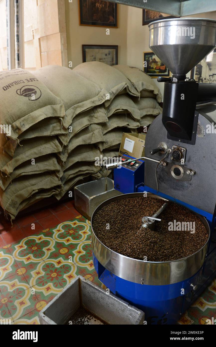 Roasting coffee beans at the Café O'Reilly in old Havana, Cuba. Stock Photo