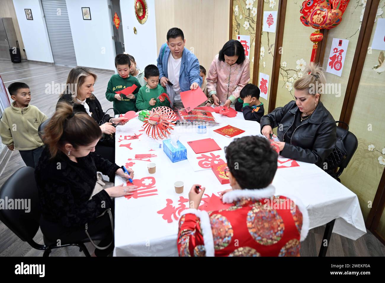 Hawalli Governorate, Kuwait. 25th Jan, 2024. People experience Chinese