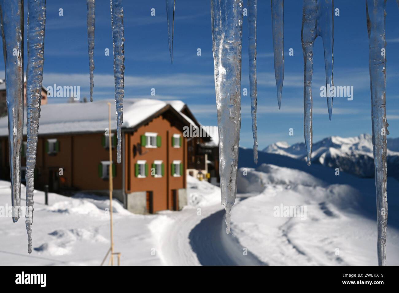 Eiszapfen an einem Haus im Naturpark Beverin, Graubünden, Schweiz *** Icicle on a house in the Beverin Nature Park, Graubünden, Switzerland Stock Photo