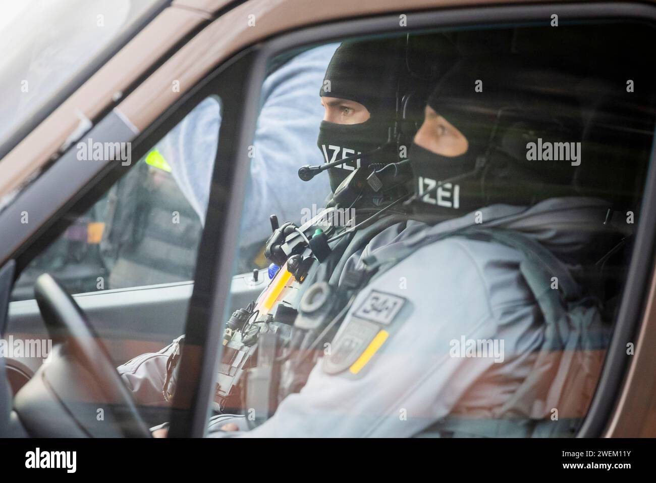 Berlin, Germany. 26th Jan, 2024. Police officers are deployed outside a villa belonging to a clan in the Berlin district of Buckow in the Neukölln borough. There was another police operation at the villa of the extended family because of the attack on a policewoman by a clan member on New Year's Eve. According to the police, there is no connection with the planned eviction of the villa by the Neukölln district. Credit: Christoph Soeder/dpa/Alamy Live News Stock Photo