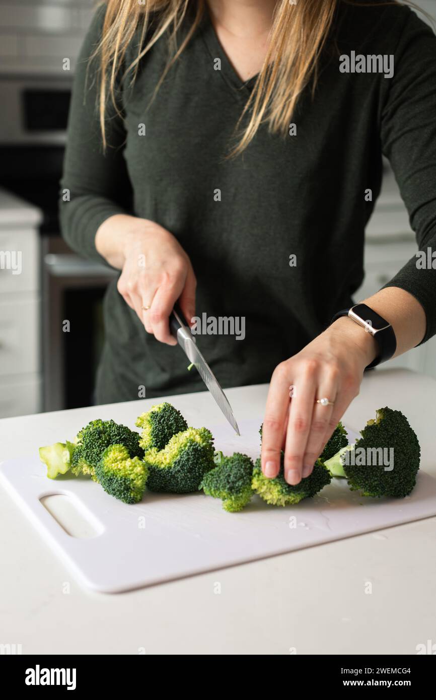 hands chopping fresh vegetables in the kitchen for healthy dinner Stock ...