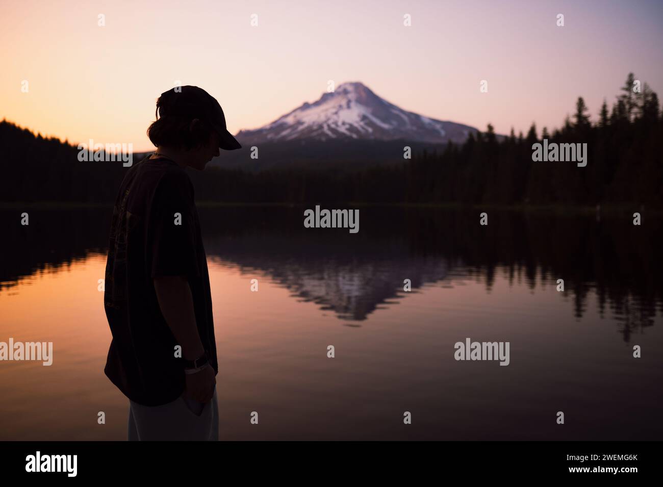 Back view unrecognizable silhouette hi-res stock photography and images ...