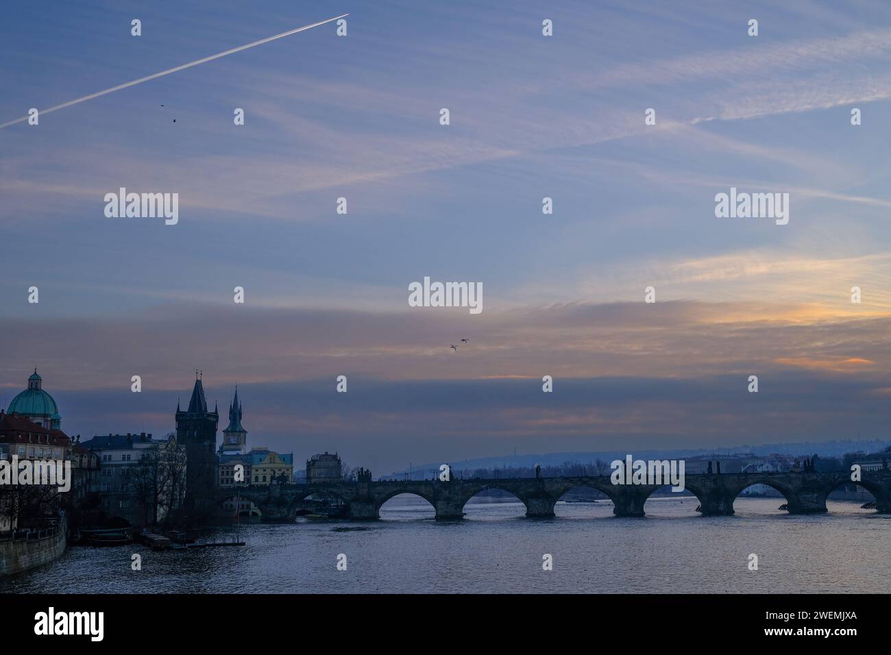Sun setting behind bridge hi-res stock photography and images - Alamy
