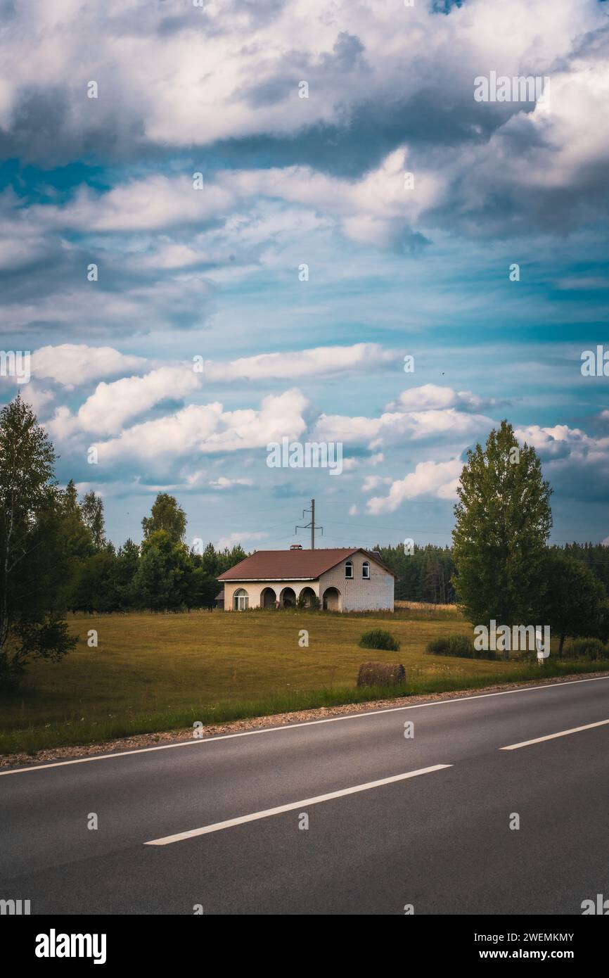 Red house in woods hi-res stock photography and images - Alamy