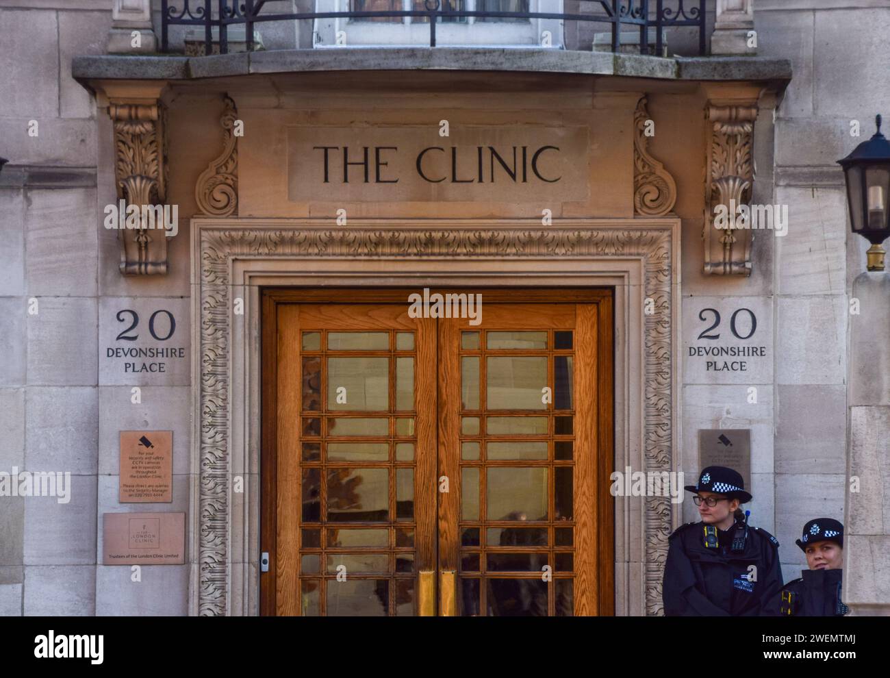 January 26 2024 London England UK Police Officers Stand Outside   January 26 2024 London England Uk Police Officers Stand Outside The Private London Clinic As King Charles Iii Is Admitted For Prostate Treatment The Same Hospital Where Princess Catherine Had Her Surgery Credit Image Vuk Valciczuma Press Wire Editorial Usage Only! Not For Commercial Usage! 2WEMTMJ 