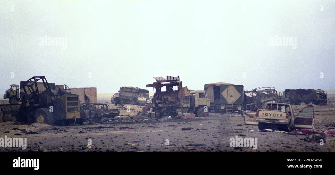 5th March 1991 The wreckage of an Iraqi military convoy blocks Route 801, the road to Um Qasr, in north-east Kuwait. Stock Photo