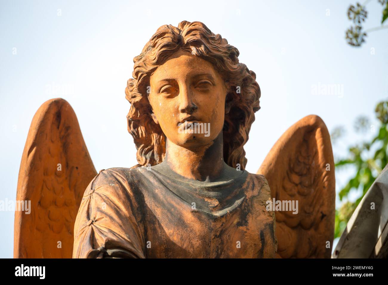 Terracotta-coloured angel statue, female angel figure, angel statue with curls and finely crafted wings, historic tomb, Bergmannstrasse cemeteries Stock Photo