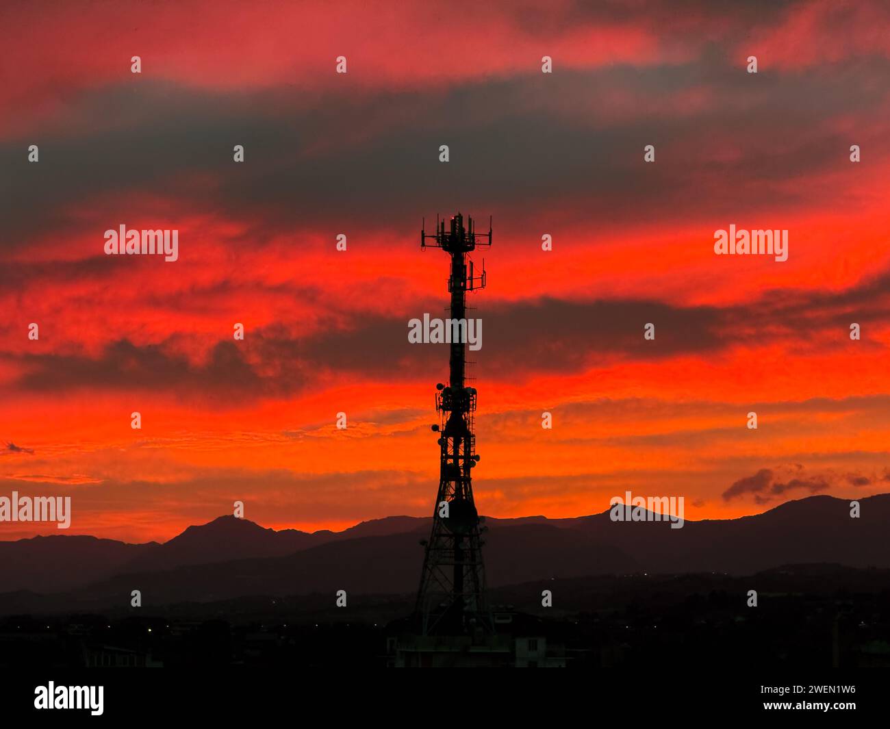 Silhouette signal antenna tower hi-res stock photography and images - Alamy