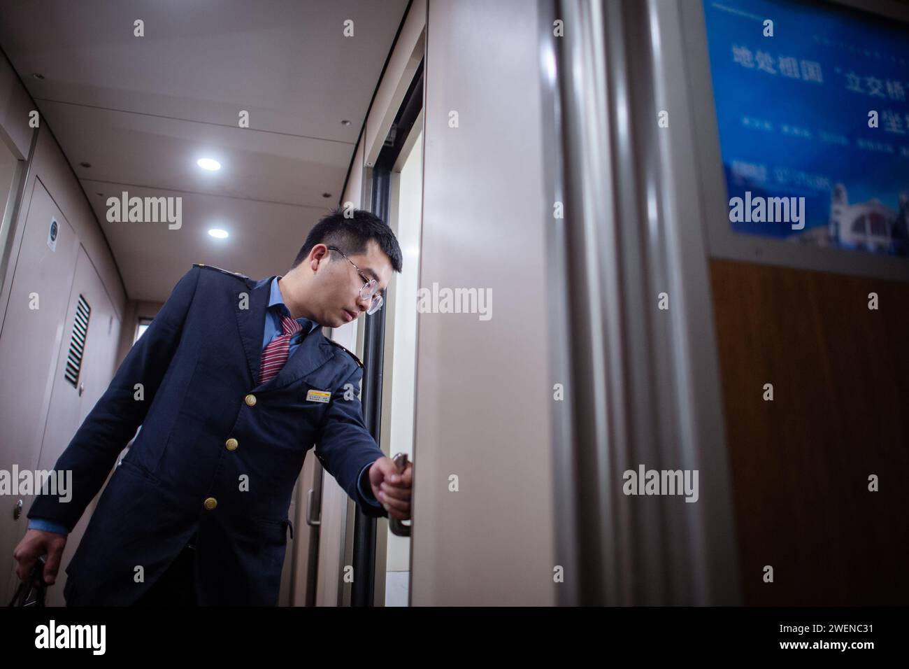 Route Inspection (240126) -- WUHAN, Jan. 26, 2024 (Xinhua) -- A mechanic checks ...