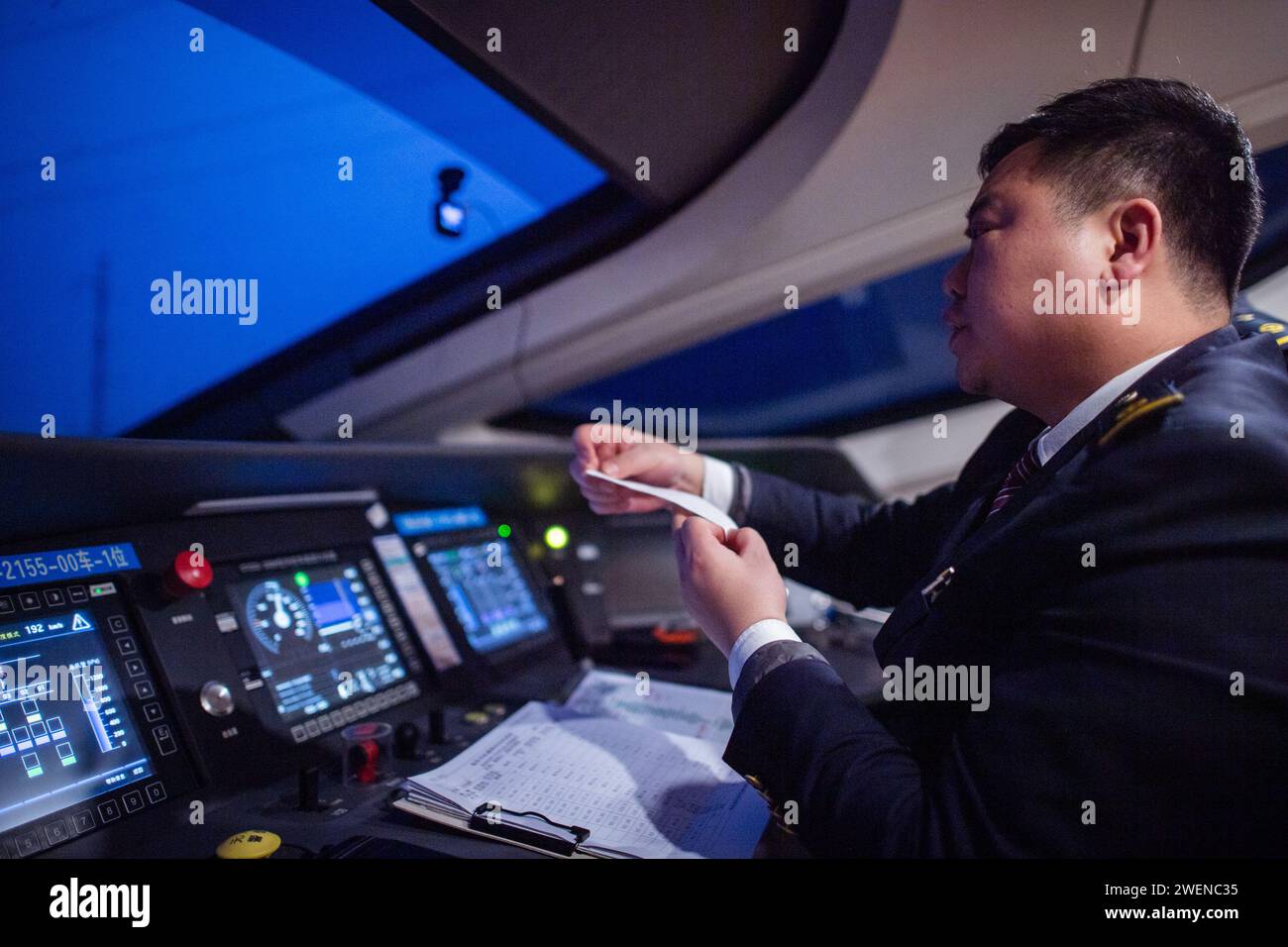 Route Inspection (240126) -- WUHAN, Jan. 26, 2024 (Xinhua) -- Driver Xie Yuzhi works ...