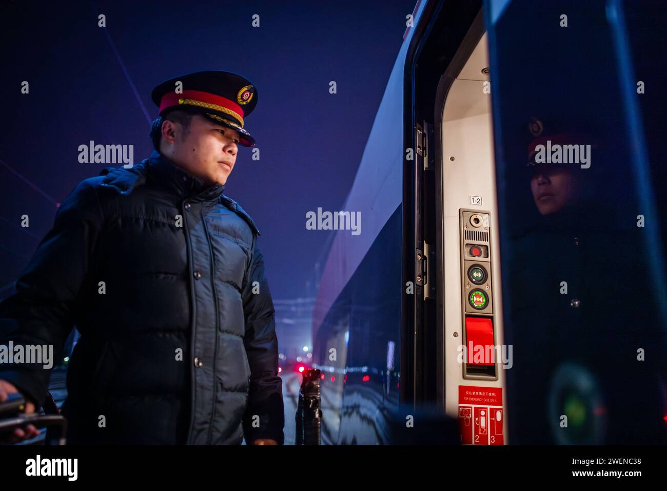 Route Inspection (240126) -- WUHAN, Jan. 26, 2024 (Xinhua) -- Driver Ni Long gets on ...