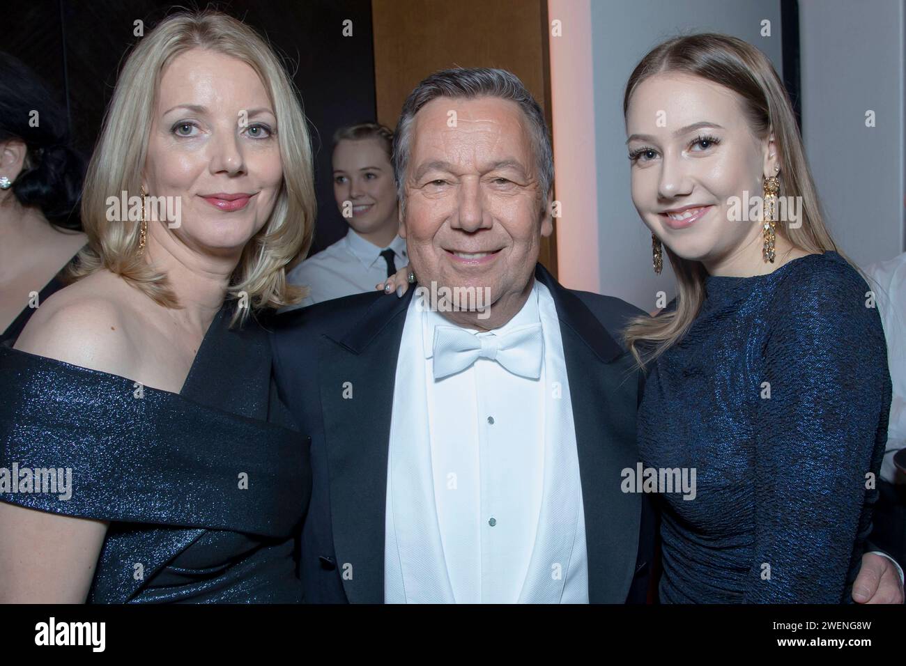 Sänger Roland Kaiser kommt mit Frau Silvia li. und Tochter Annalena re ...