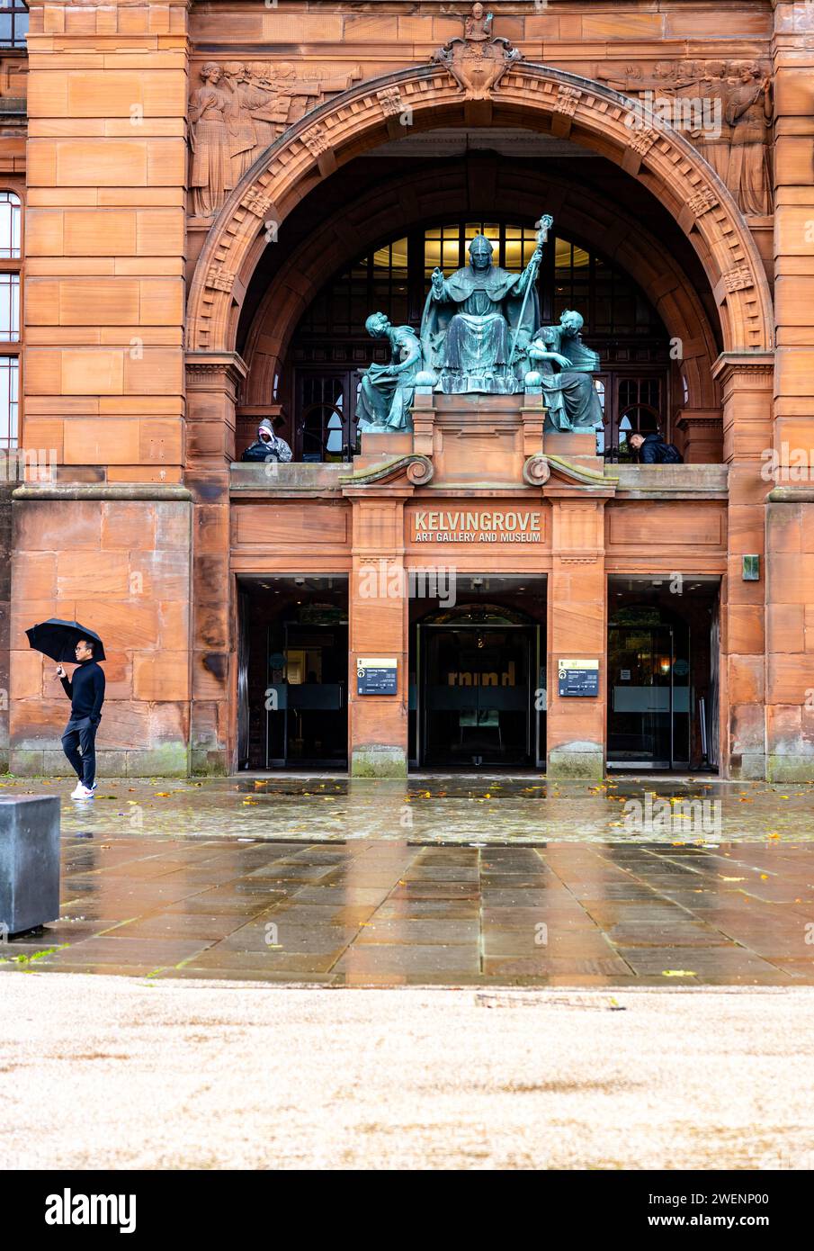 Exterior view of the entrance to Kelvingrove Art Gallery and Museum ...