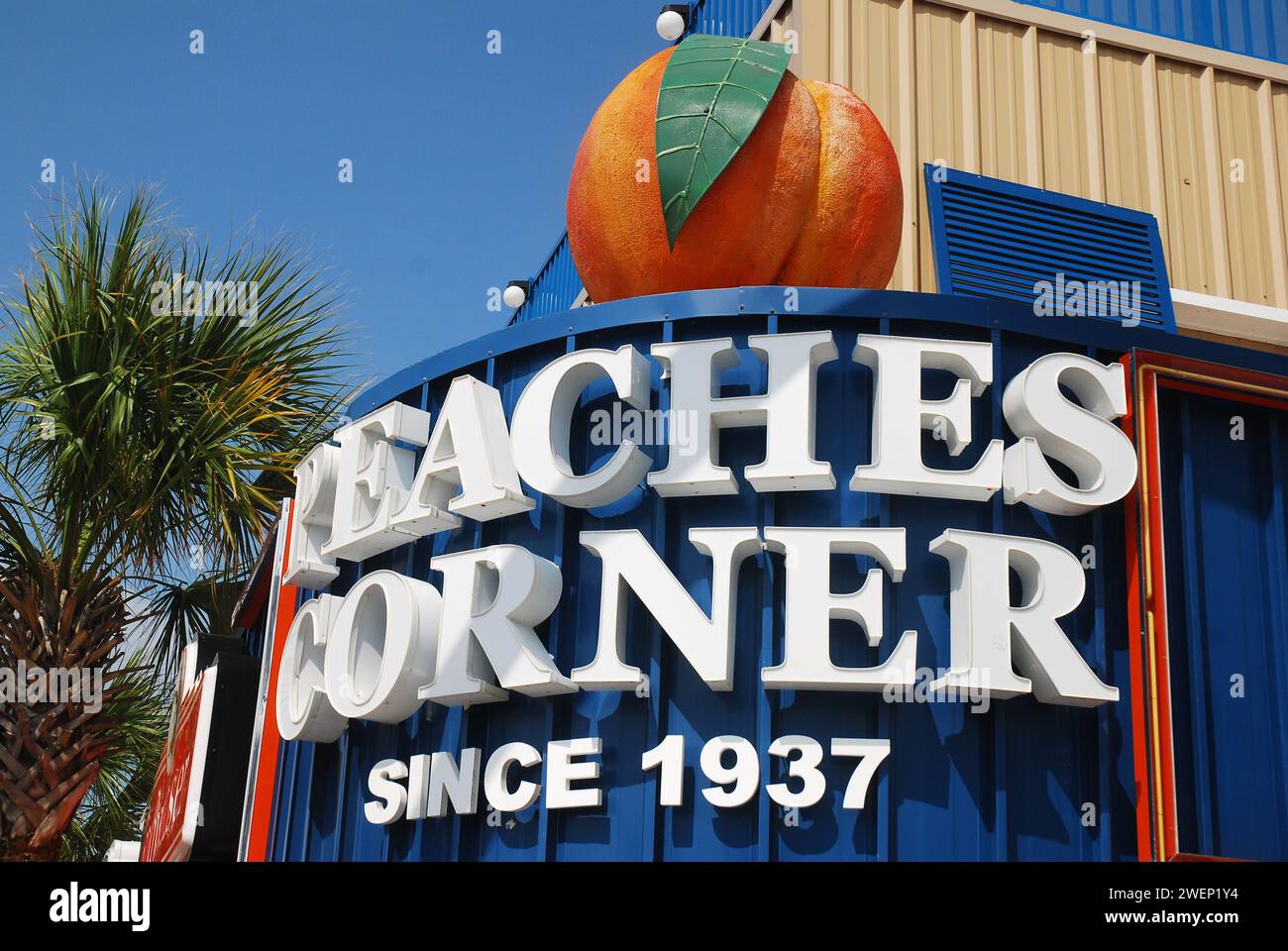 Peaches Corner, a popular souvenir shop in Myrtle Beach, South Carolina, has the large fruit over the entrance sign Stock Photo