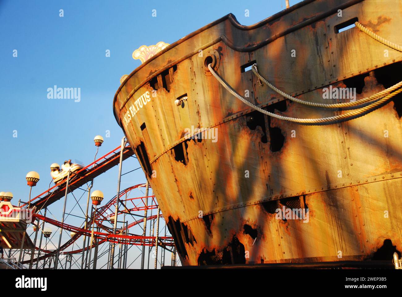 Haunted house sign hires stock photography and images Alamy