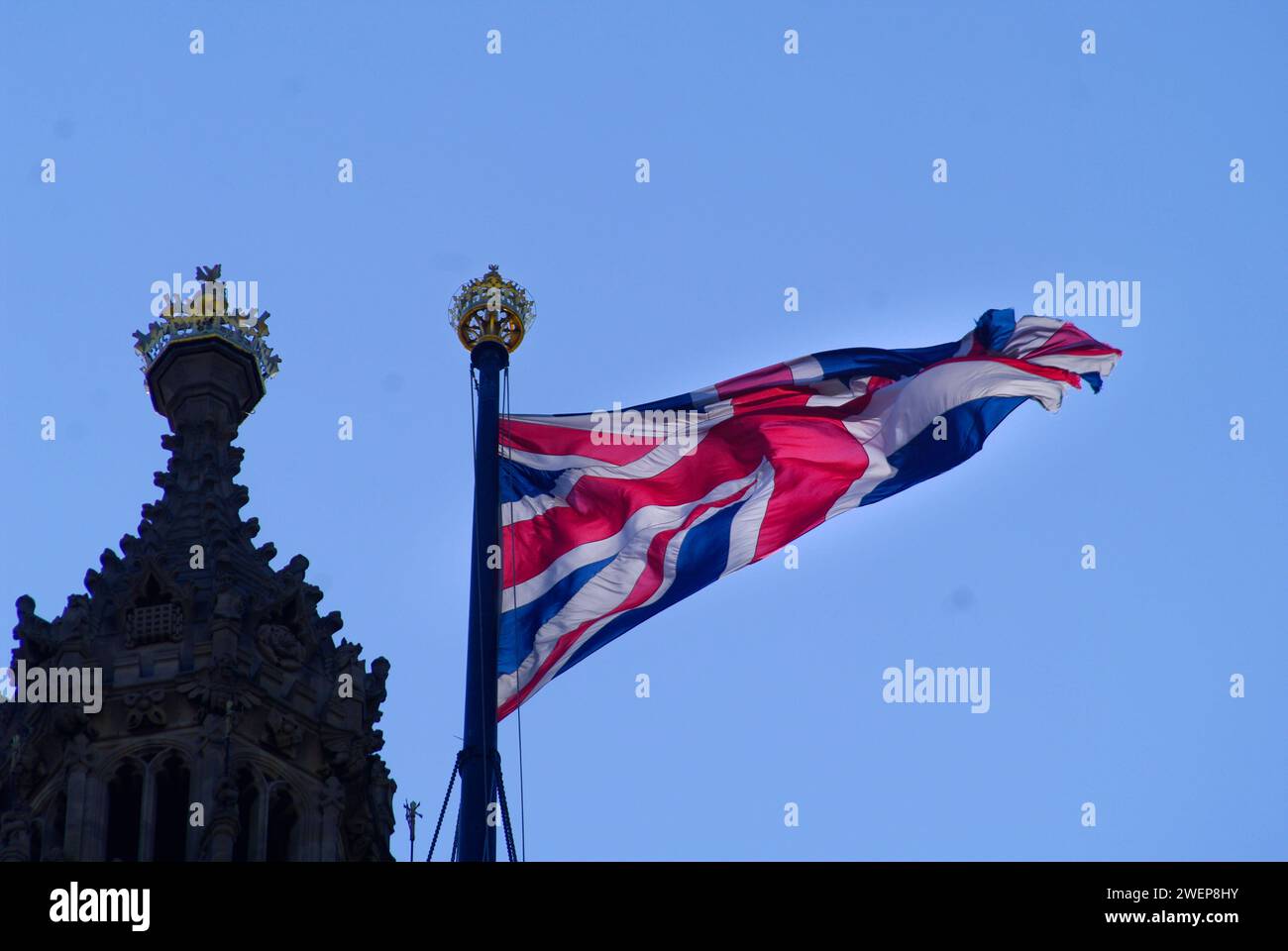 London: Nur mit Union Jack. - Die britische Nationalflagge Union Jack flattert in London über dem Parlamentsgebäude, dem Houses of Parliament. *** Lon Stock Photo
